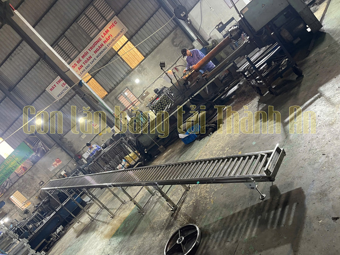 Băng tải con lăn inox